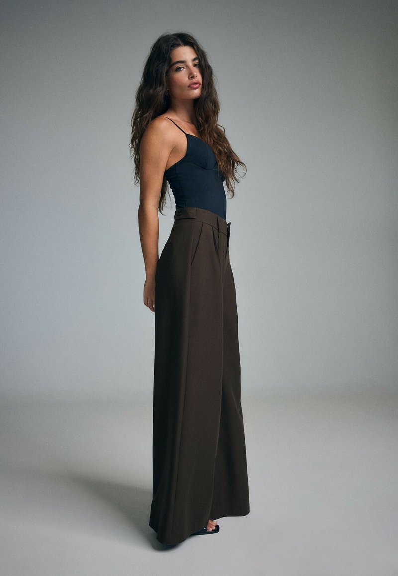 WIDE-LEG SMART TROUSERS WITH BUTTONS