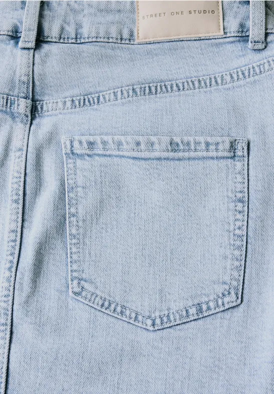 Helle Jeans mit Gesäßtasche und Etikett oben.