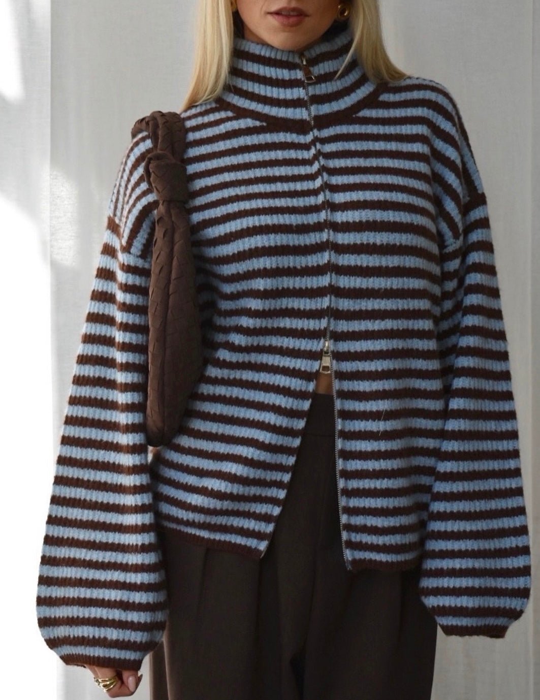 Strickjacke mit hohem Kragen und Reißverschluss