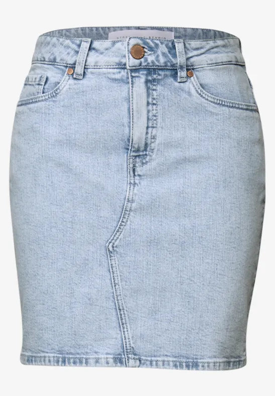 Kurzer Jeansrock in hellem Blau mit Taschen und Knopf.