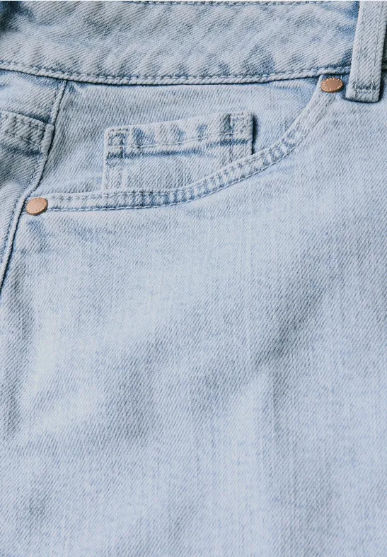 Nahaufnahme einer hellblauen Jeans mit Tasche.