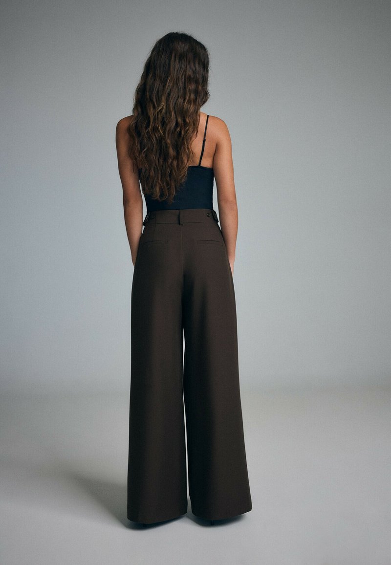 WIDE-LEG SMART TROUSERS WITH BUTTONS